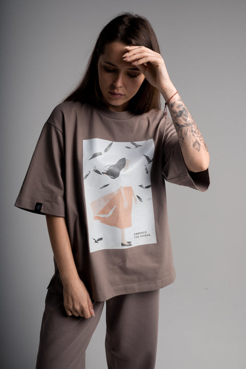 Футболка оверсайз унисекс "Embrace the chaos"