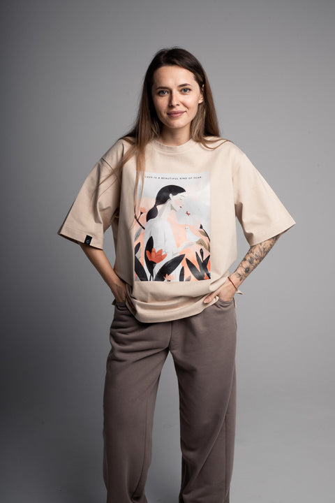 Футболка оверсайз унисекс "Love is a beautiful kind of fear"