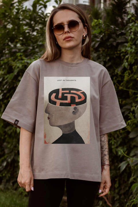 Oversized T-shirt "Lost in Thoughts"