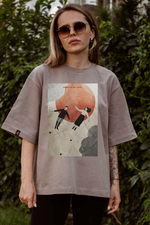 Oversized T-shirt "Gravity of Love"