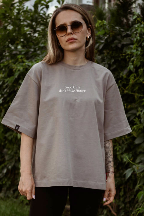 Oversize'owa koszulka "Good Girls don’t Make History"