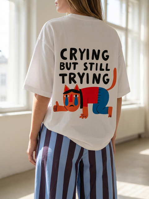 Oversize'owa koszulka "Crying but still trying"