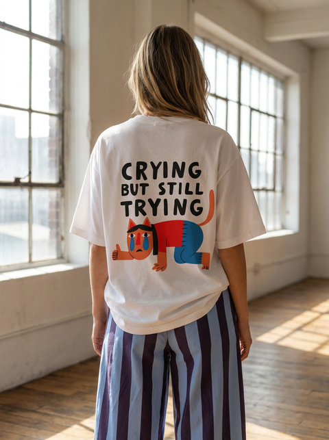 Oversize'owa koszulka "Crying but still trying"