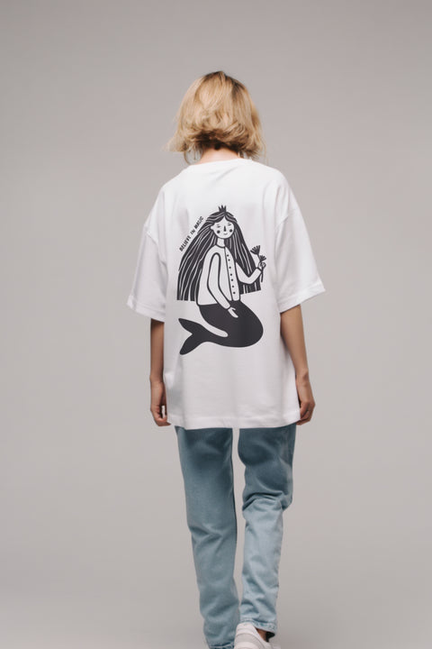 Oversize'owa koszulka "Believe in magic"