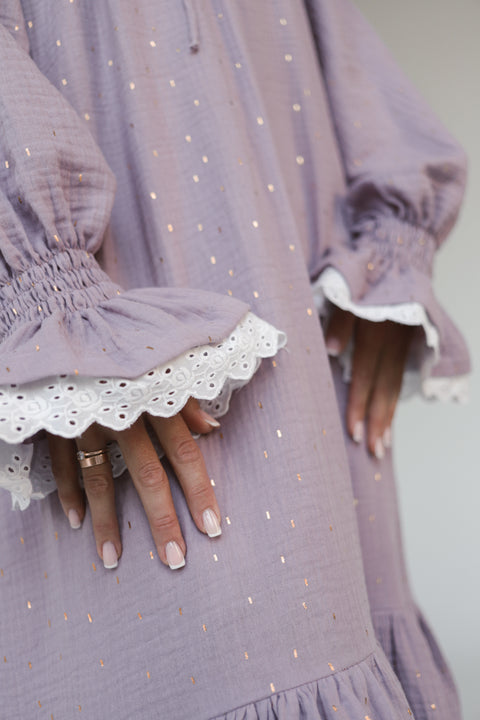 Sukienka Oversize z Podwójnej Gazy Bawełnianej z Angielską Koronką LILAC