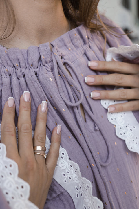 Sukienka Oversize z Podwójnej Gazy Bawełnianej z Angielską Koronką LILAC