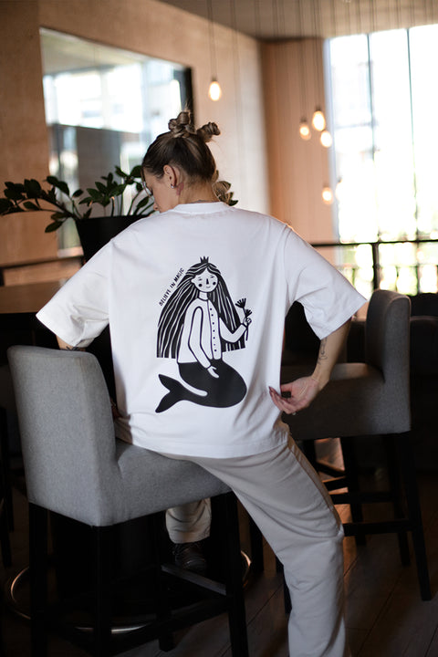 Oversized T-shirt "Believe in magic"