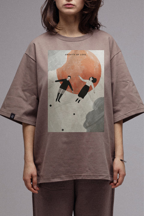 Oversized T-shirt "Gravity of Love"