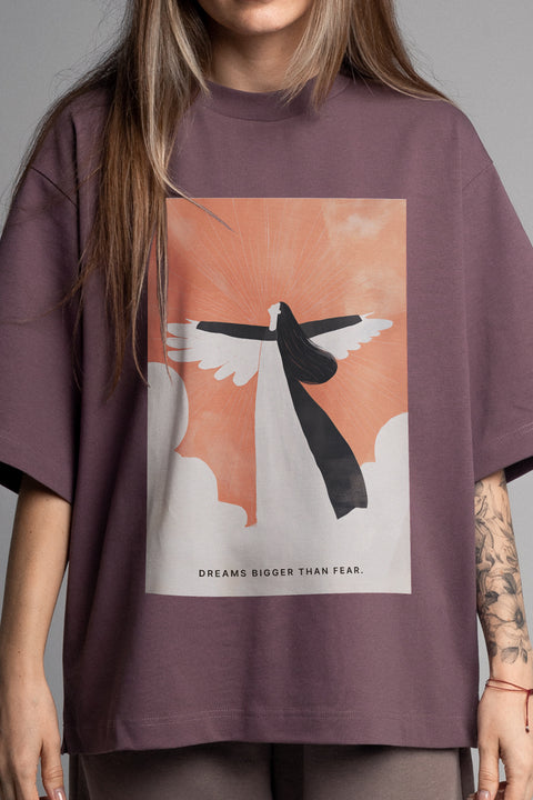 Oversized T-shirt "Dreams bigger than fear"