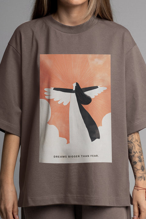 Oversized T-shirt "Dreams bigger than fear"