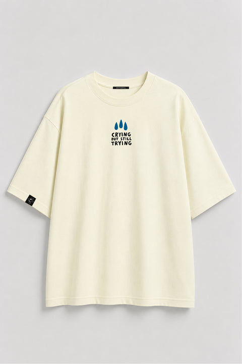 Oversize'owa koszulka "Crying but still trying"