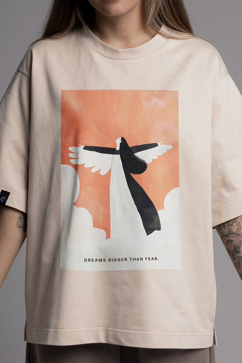 Oversized T-shirt "Dreams bigger than fear"